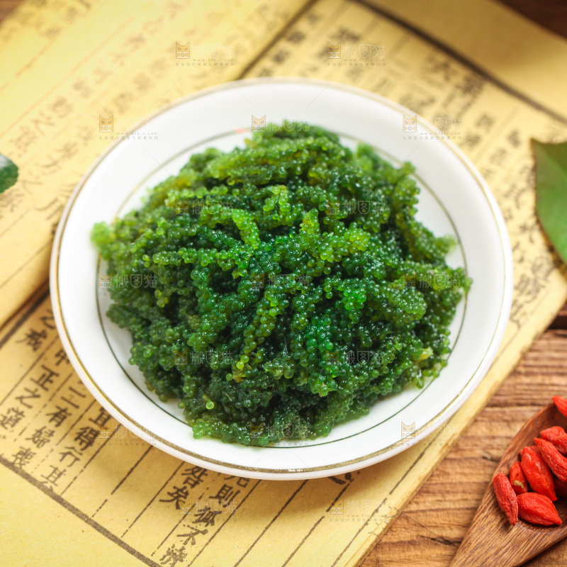 木底上放着一盘海葡萄