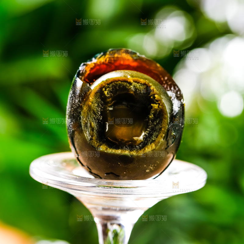 玻璃杯上放着松花蛋