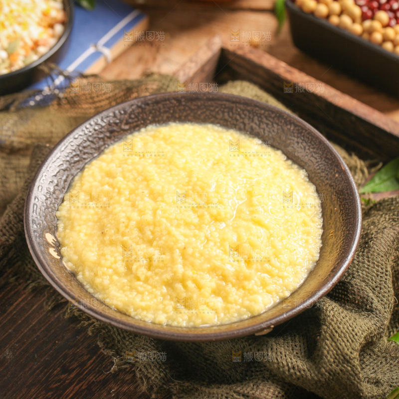 一碗小米粥放在木底上