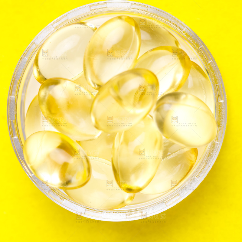 浅底上的鱼油胶囊