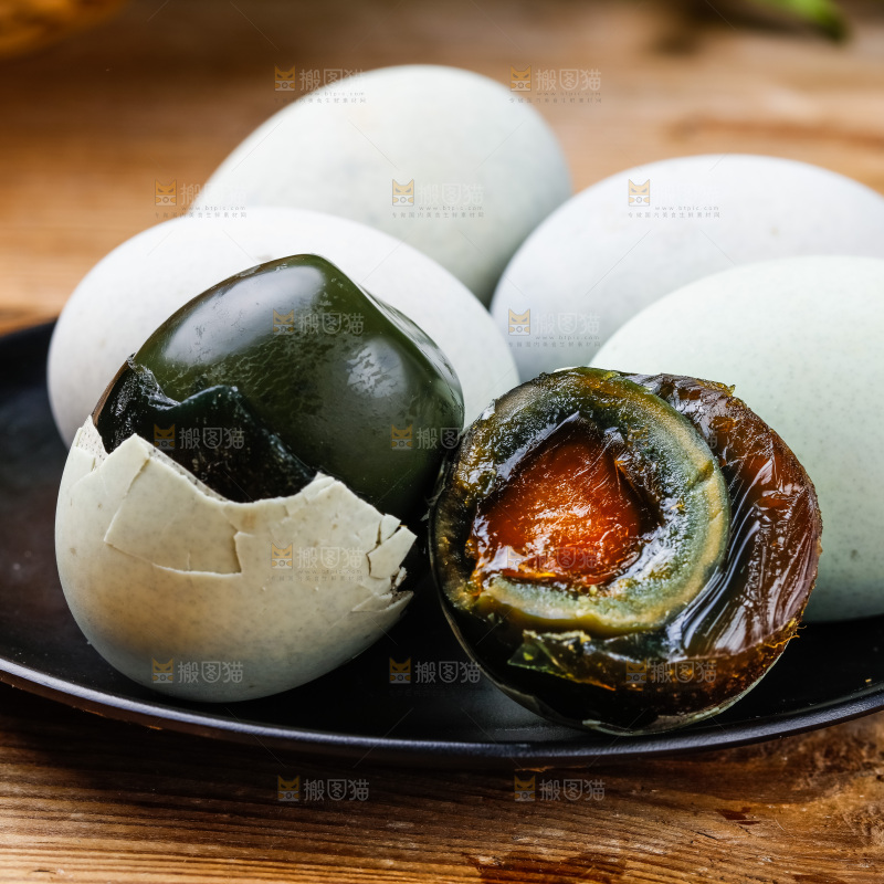 木底上放着松花皮蛋