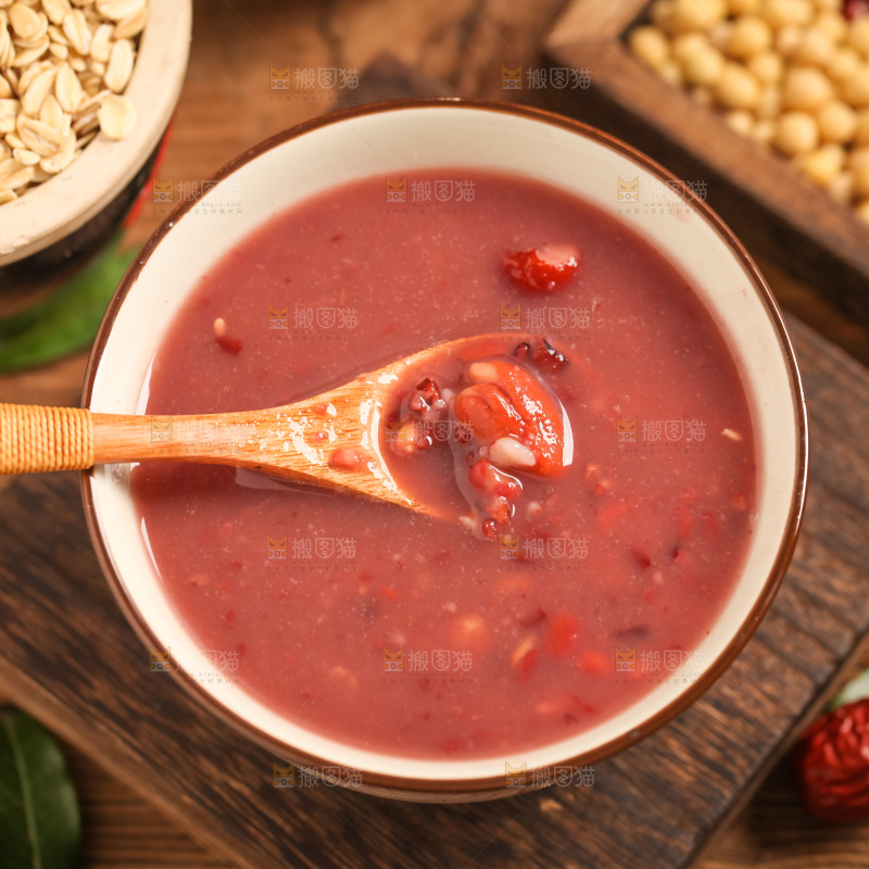 一碗八宝粥放在木底上