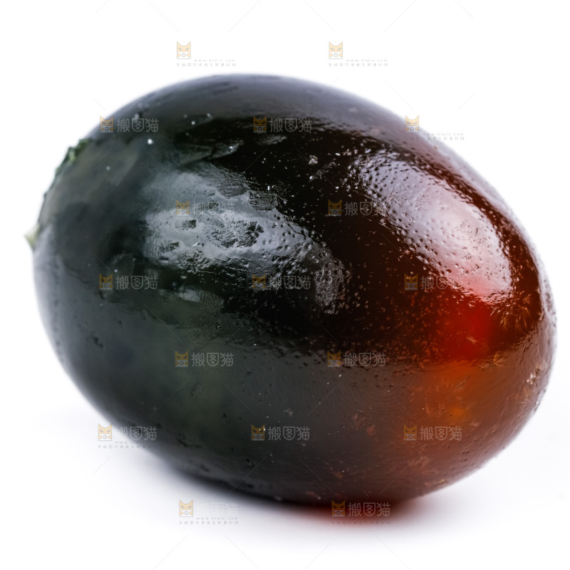 白底上放着新鲜松花皮蛋