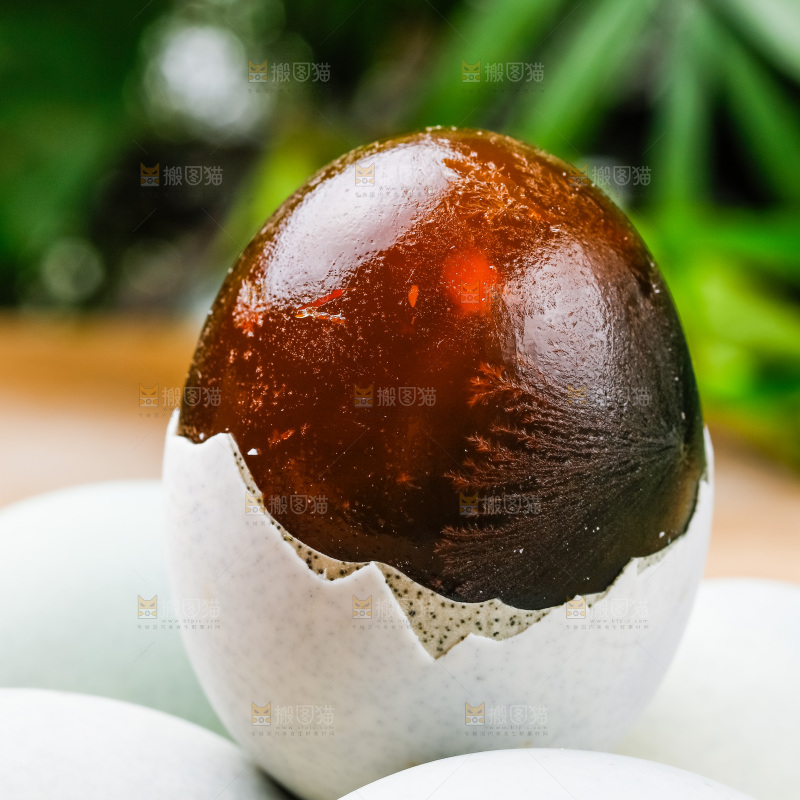 木底上放着松花皮蛋