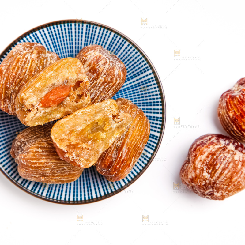 白底上放着一盘蜜枣