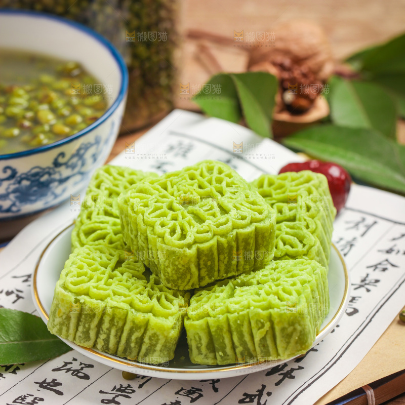 木底上放着一盘绿豆糕
