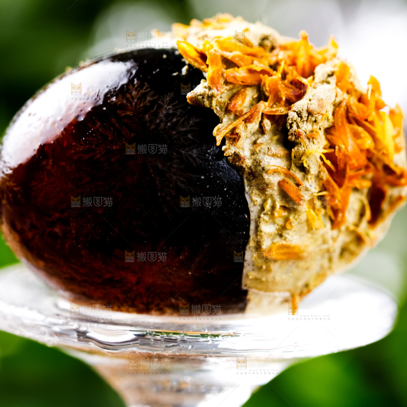 玻璃杯上放着松花蛋