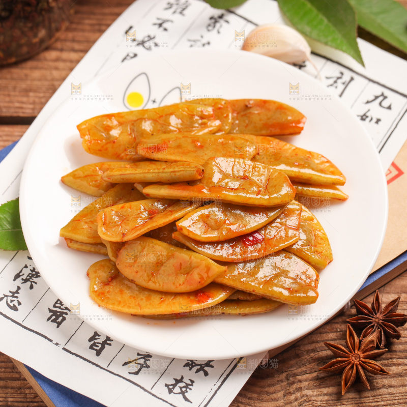 浅底上放着一盘酸扁豆