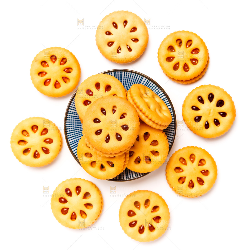 盘子里装着果酱夹心饼