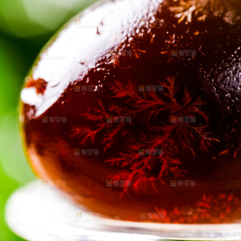 玻璃杯上放着松花蛋
