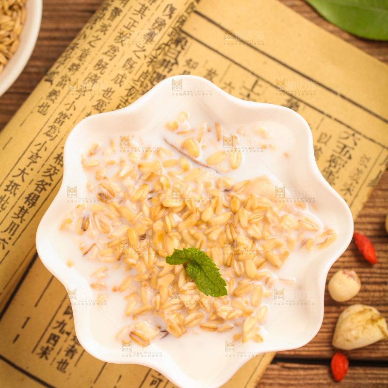 碟子里装着燕麦粥
