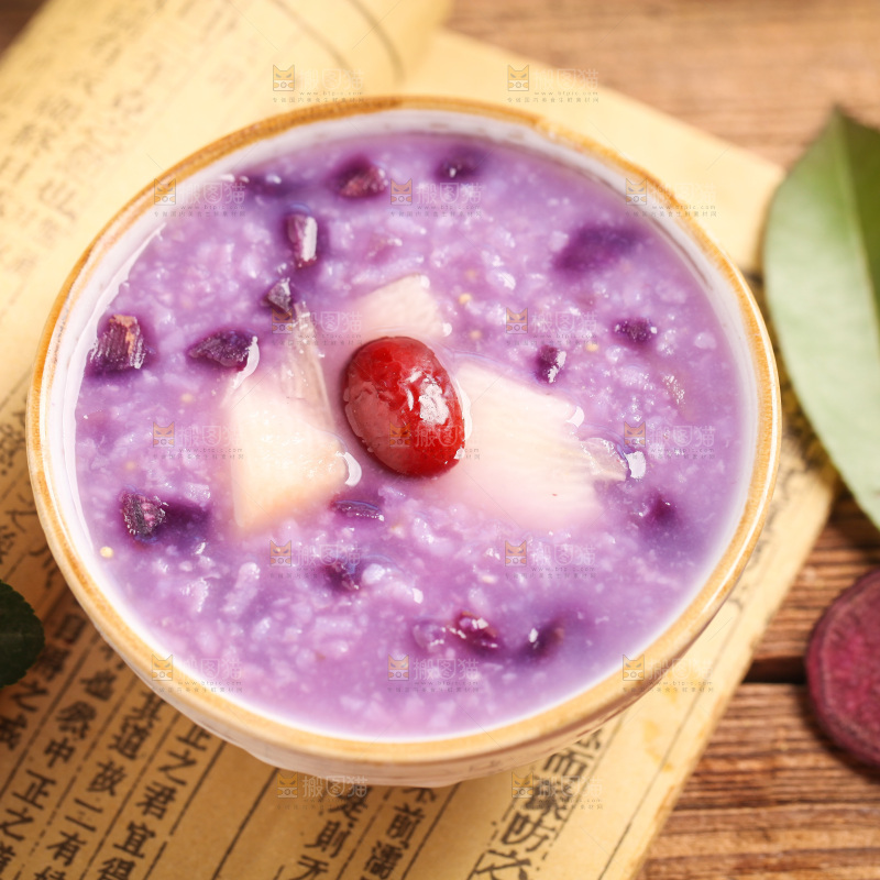 一碗紫薯粥放在木底上