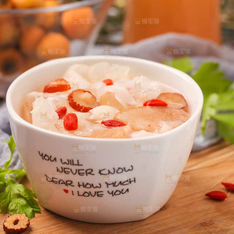 木底上放着一碗银耳雪梨