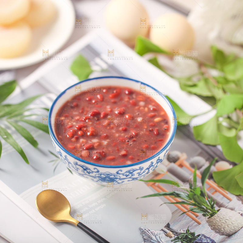 浅底上放着一碗八宝粥