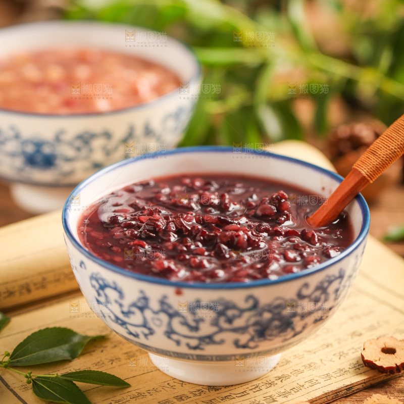 一碗紫米粥放在木底上