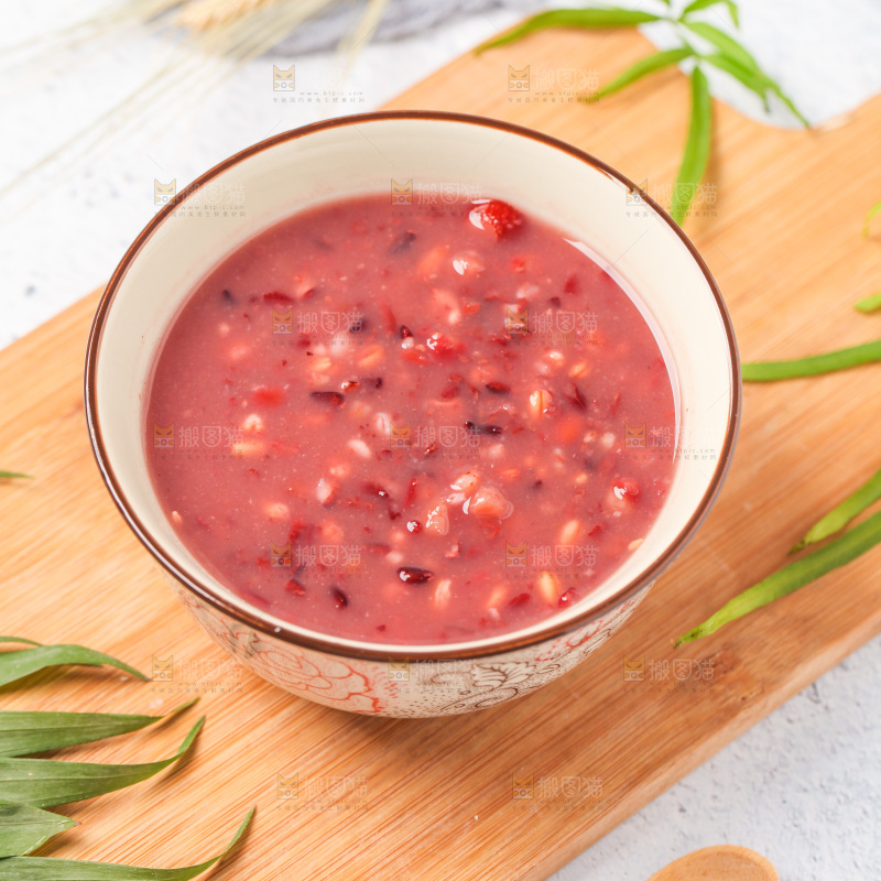 浅底上放着一碗八宝粥