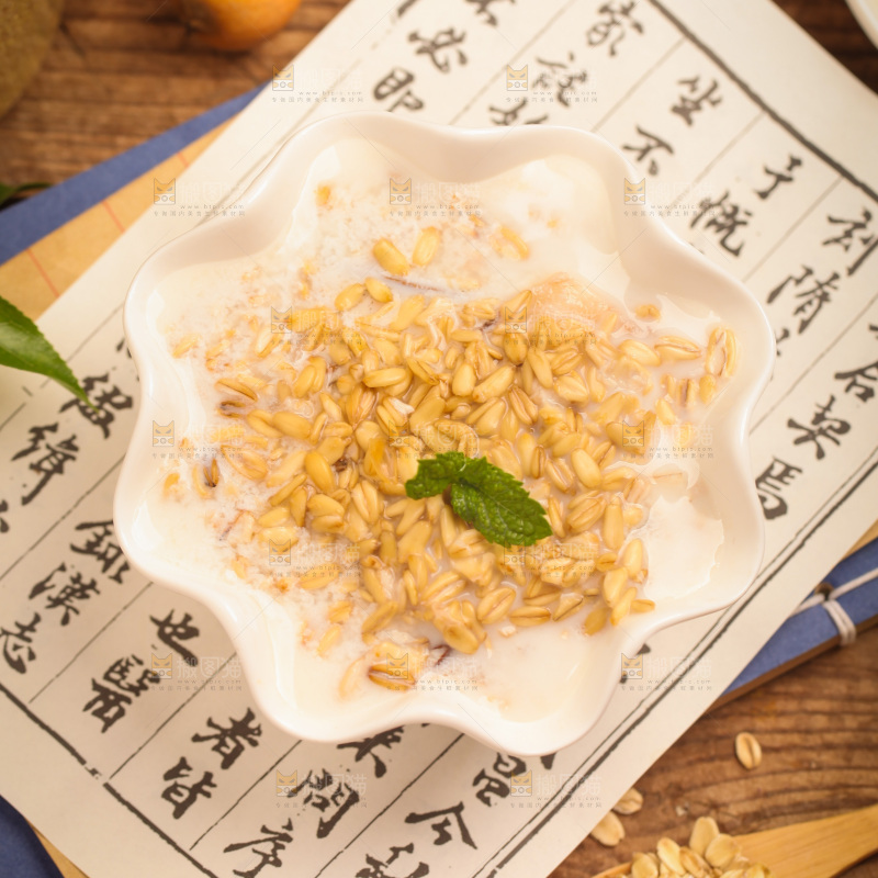 碟子里装着燕麦粥