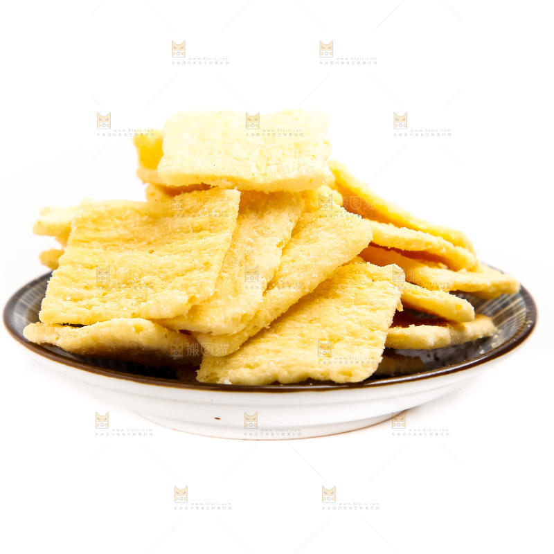 盘子上放着锅巴