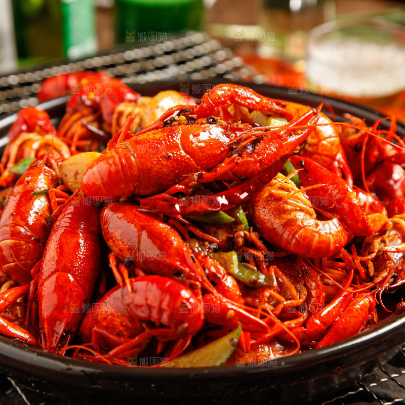 盘子里装着香辣小龙虾