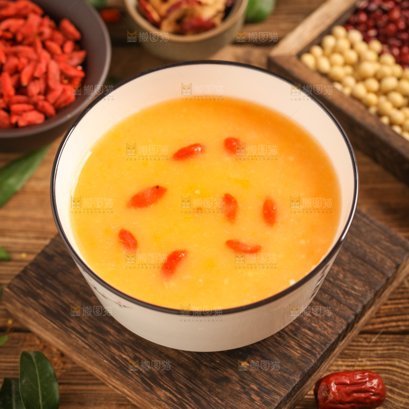 一碗小米南瓜粥放在木底上