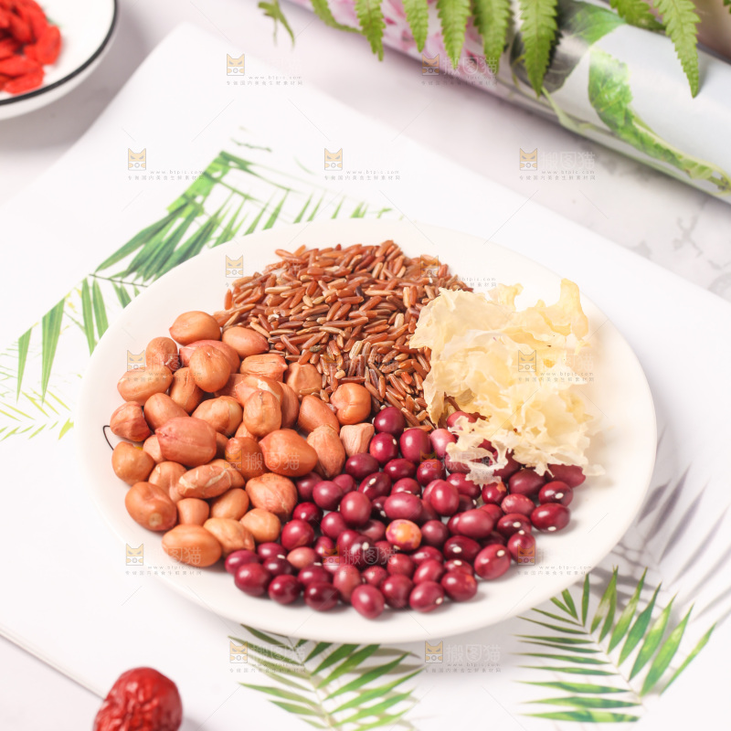 浅底上放着一盘五谷组合