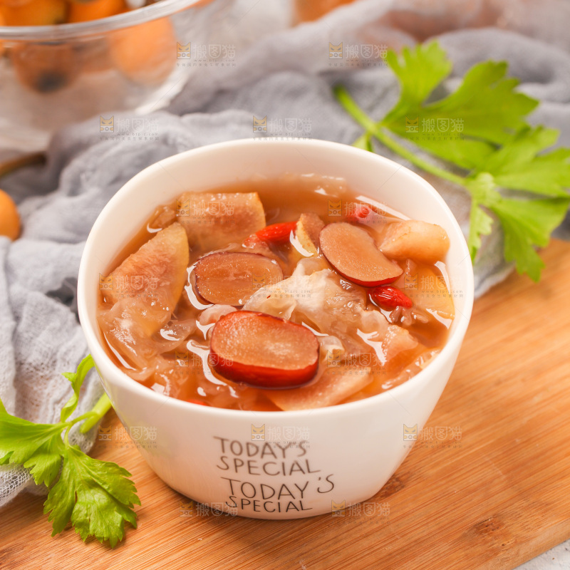 一碗银耳雪梨放在浅底上