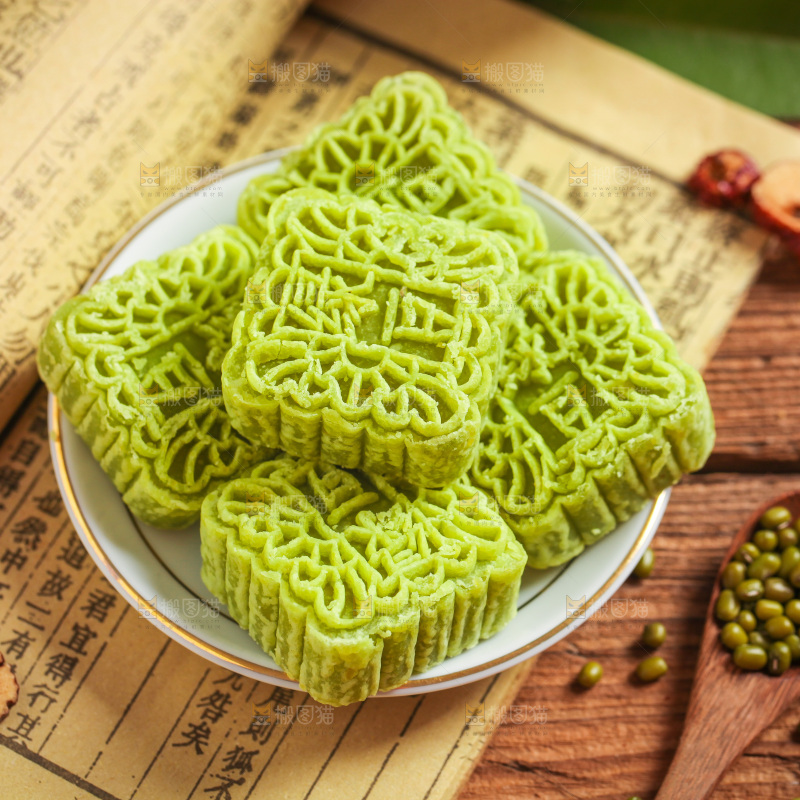 木底上放着一盘绿豆糕