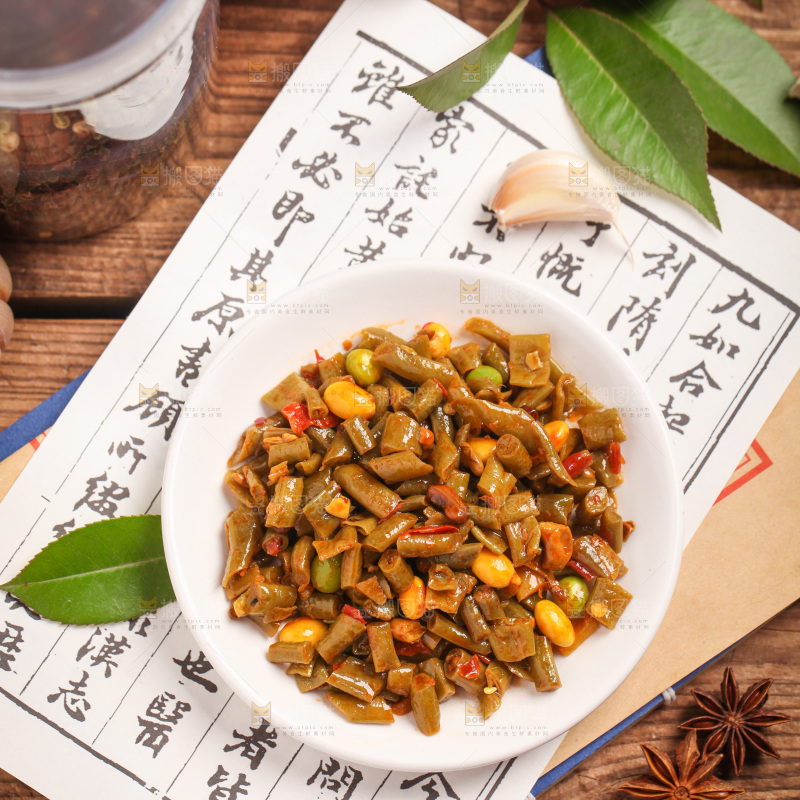 浅底上放着一盘酸豇豆