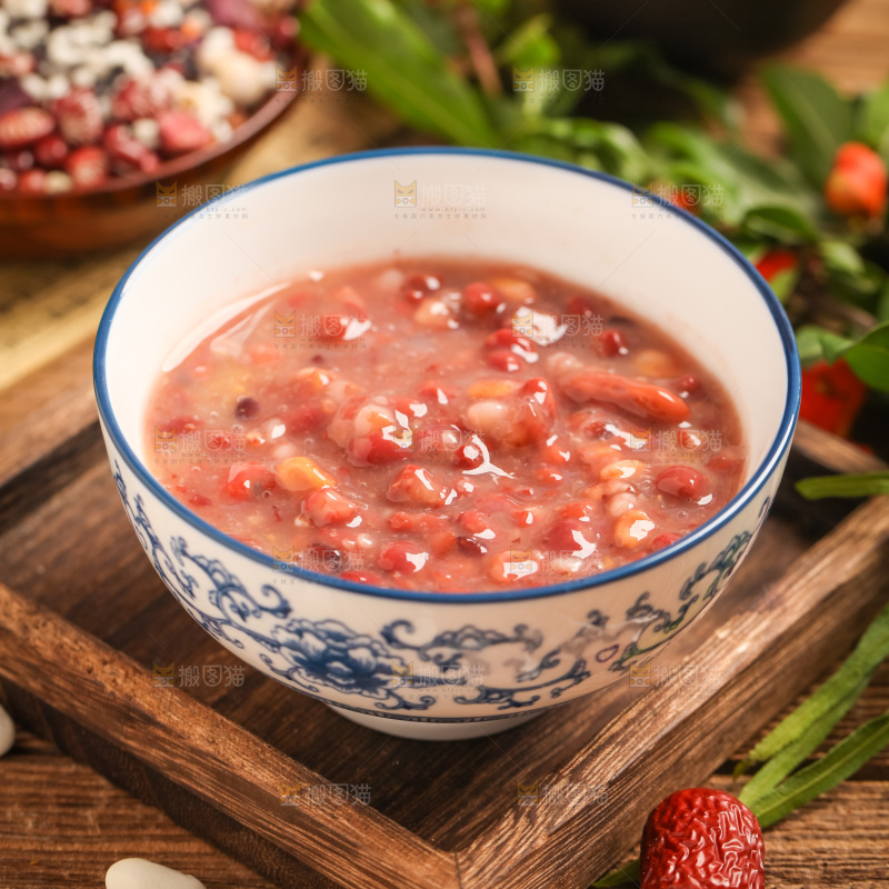 木底上放着一碗八宝粥