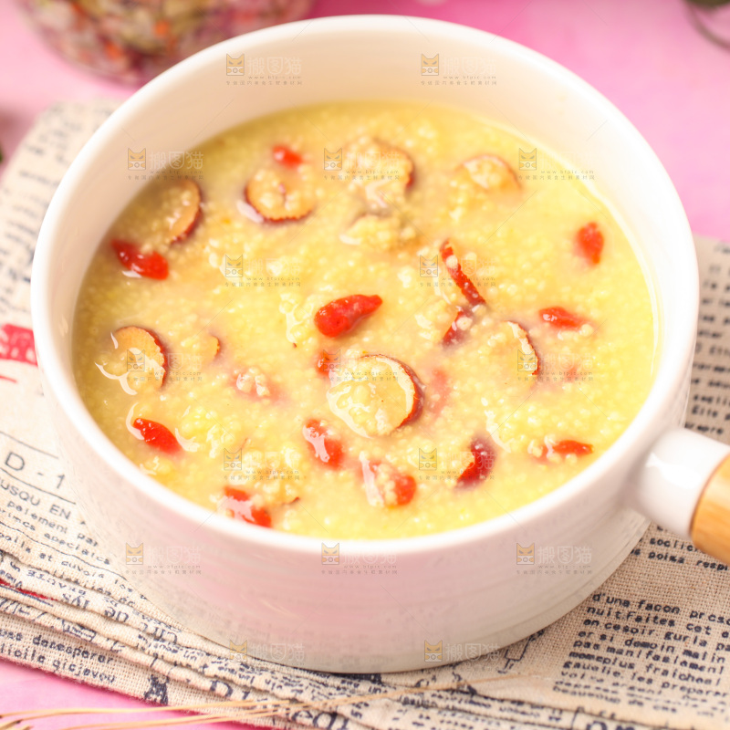 浅底上放着一碗小米红枣粥