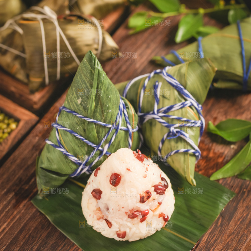 绿叶上放着八宝粽