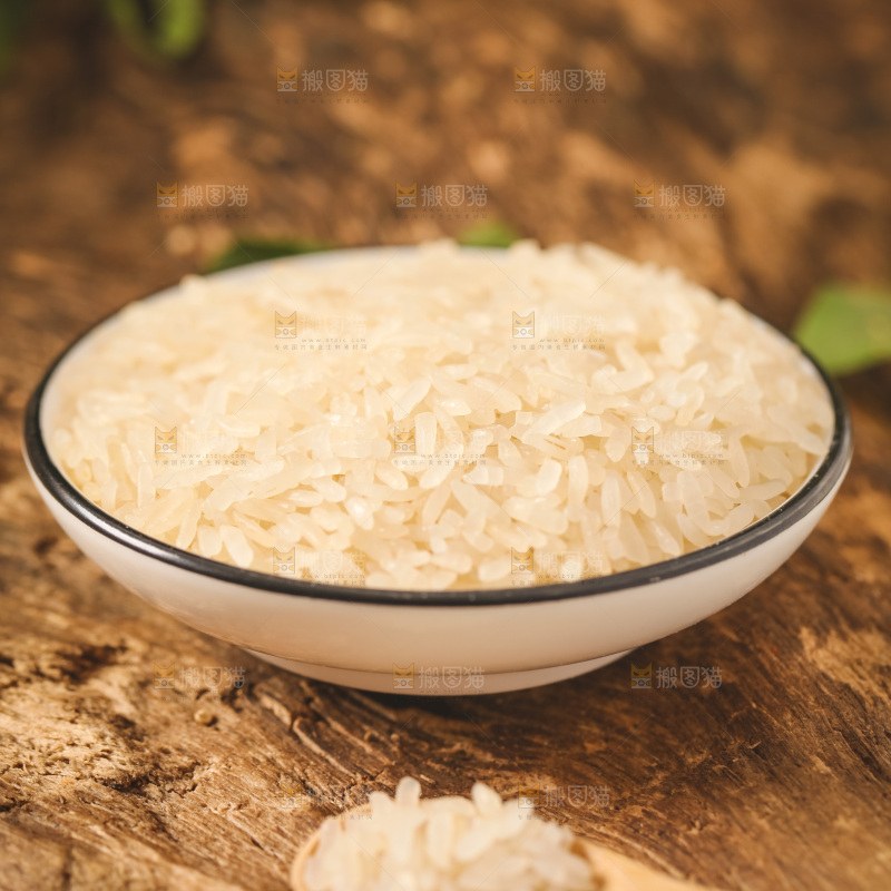 盘子里装着大米