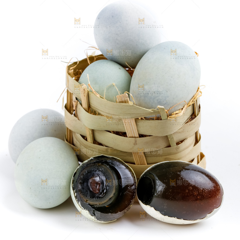 一筐皮鸭蛋放在白底上
