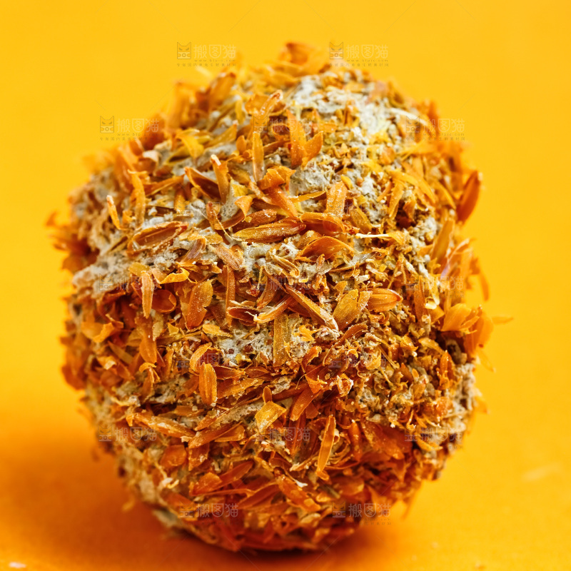 浅底上放着皮蛋