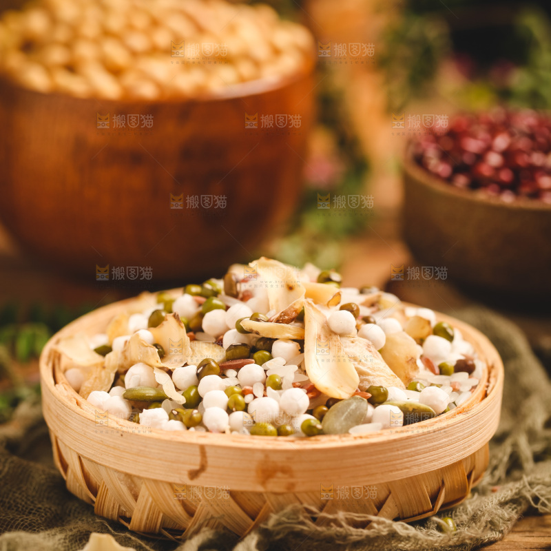 篮子装着八宝粥食材