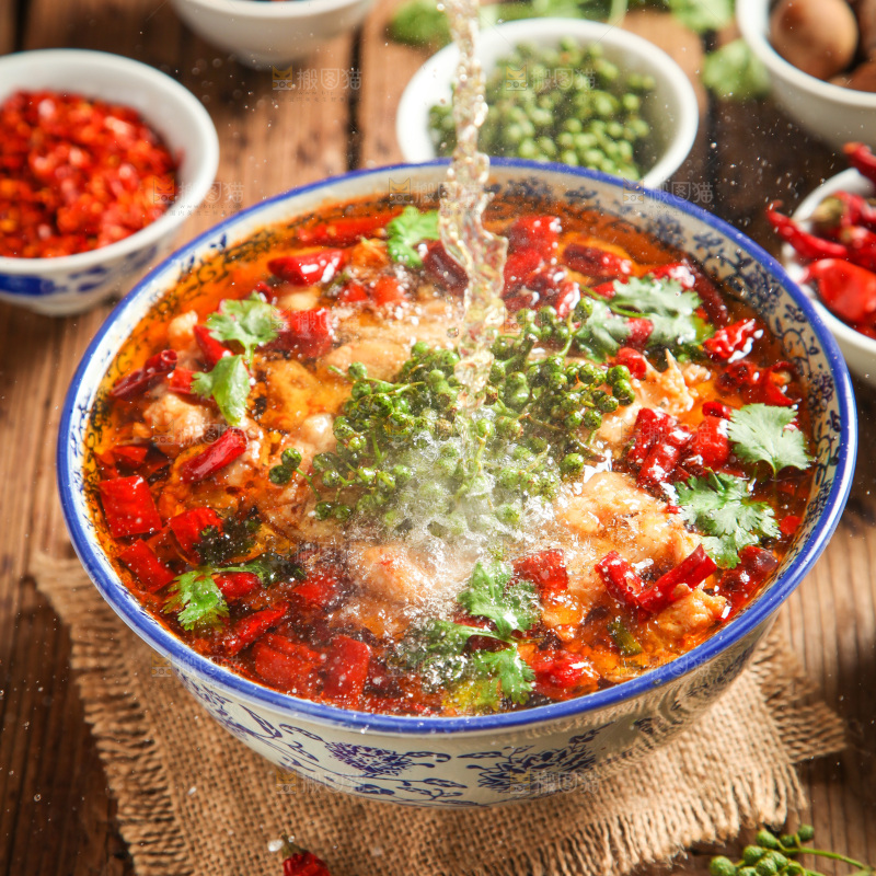 汤碗里装着水煮肉片