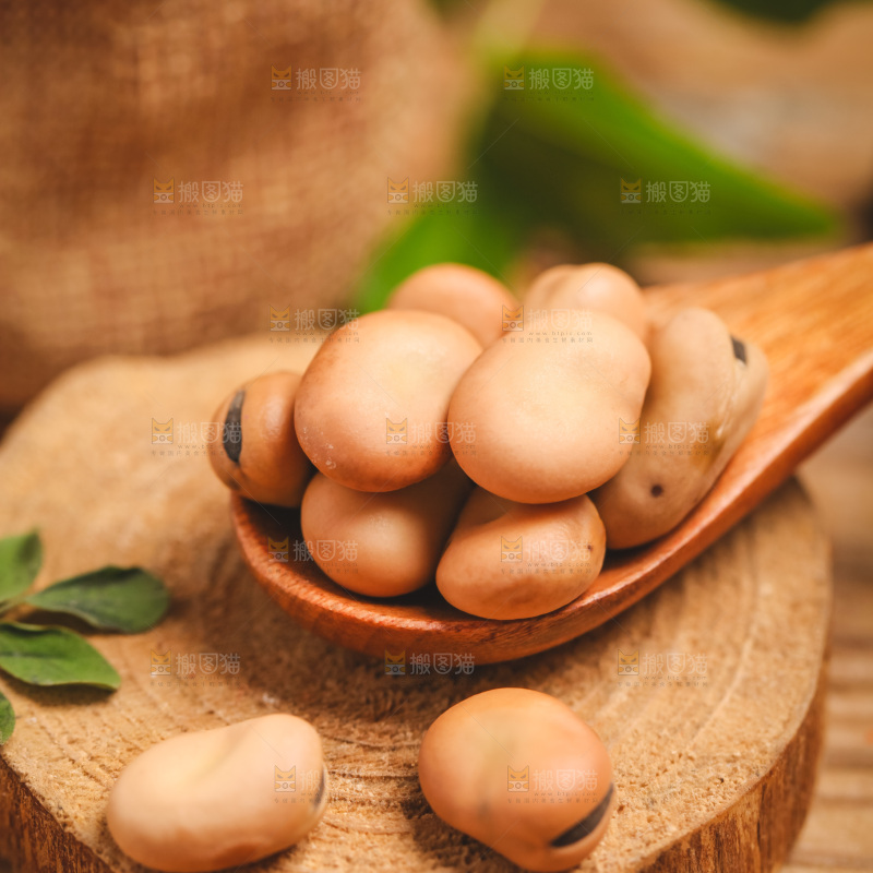 木板上放着一勺蚕豆