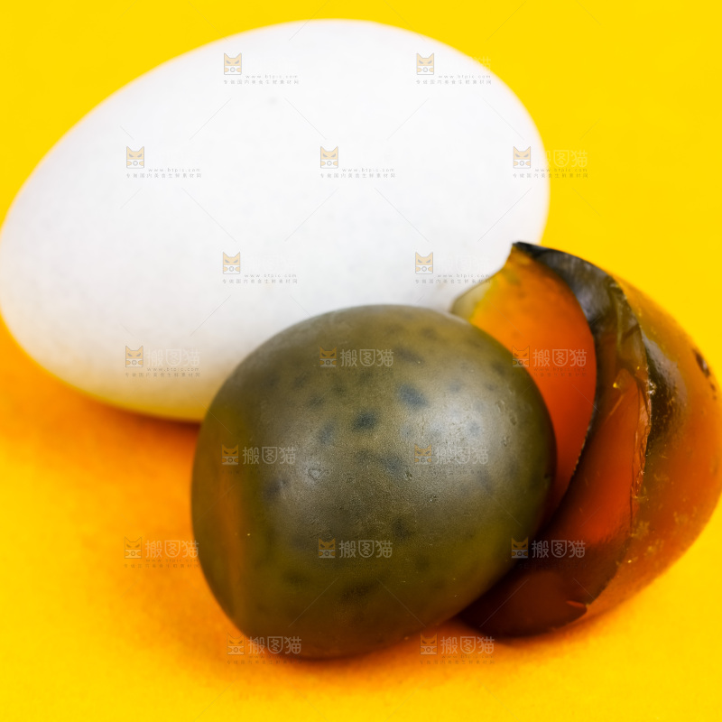 浅底上放着皮鸭蛋