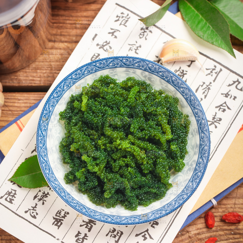 浅底上放着一盘海葡萄