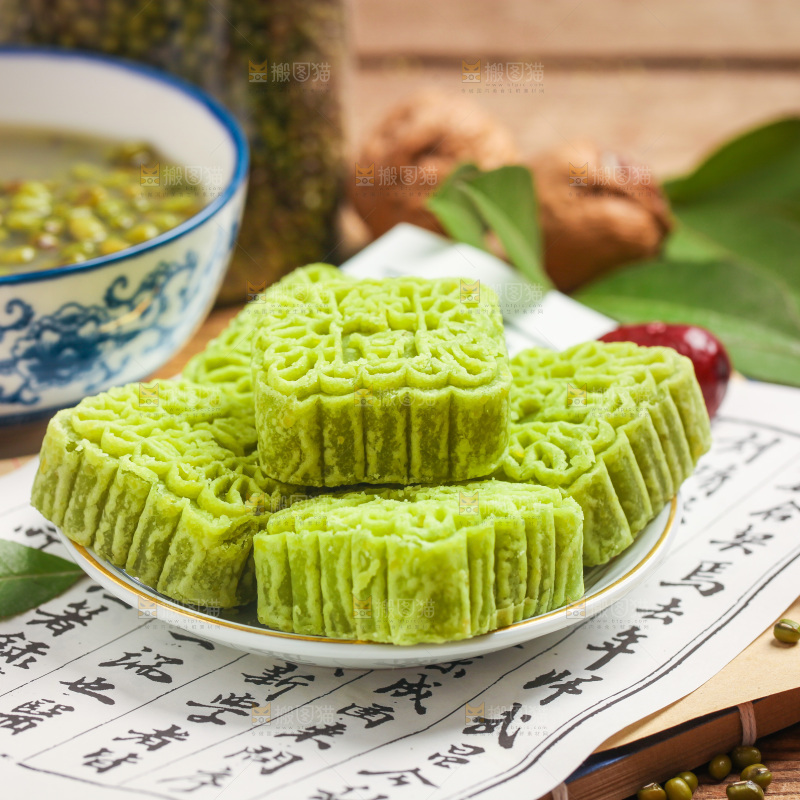 木底上放着一盘绿豆糕