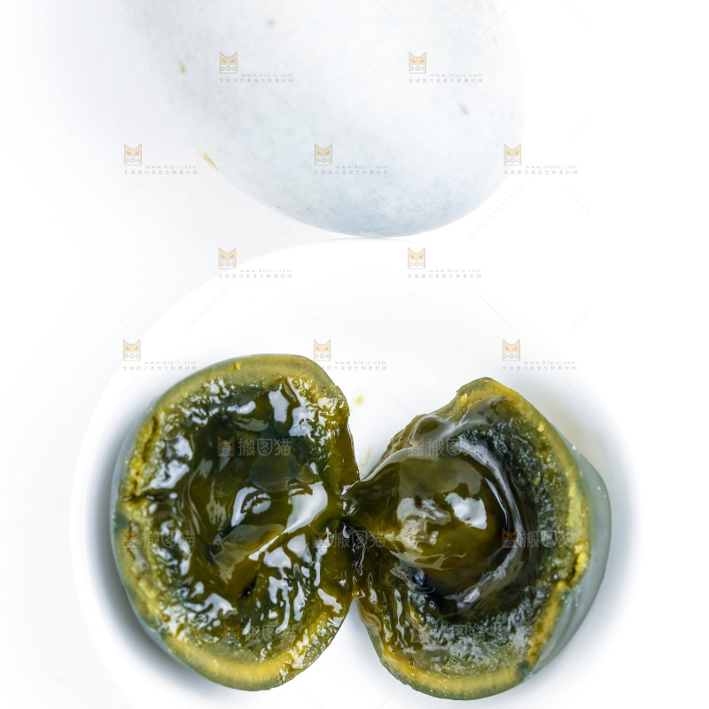 浅底上摆放着松花蛋