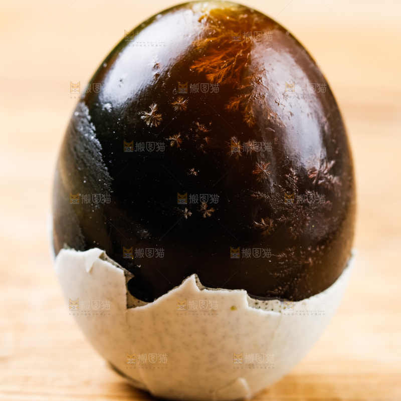 木底上摆放着皮鸭蛋