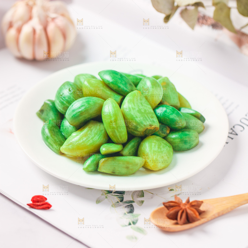浅底上放着一盘腊八蒜