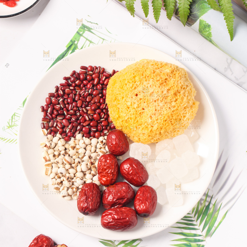 浅底上放着一盘五谷组合