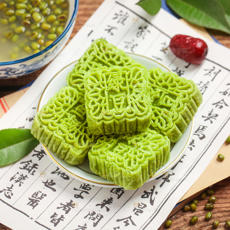 木底上放着一盘绿豆糕