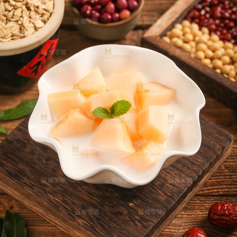 一碗牛奶密瓜放在木底上