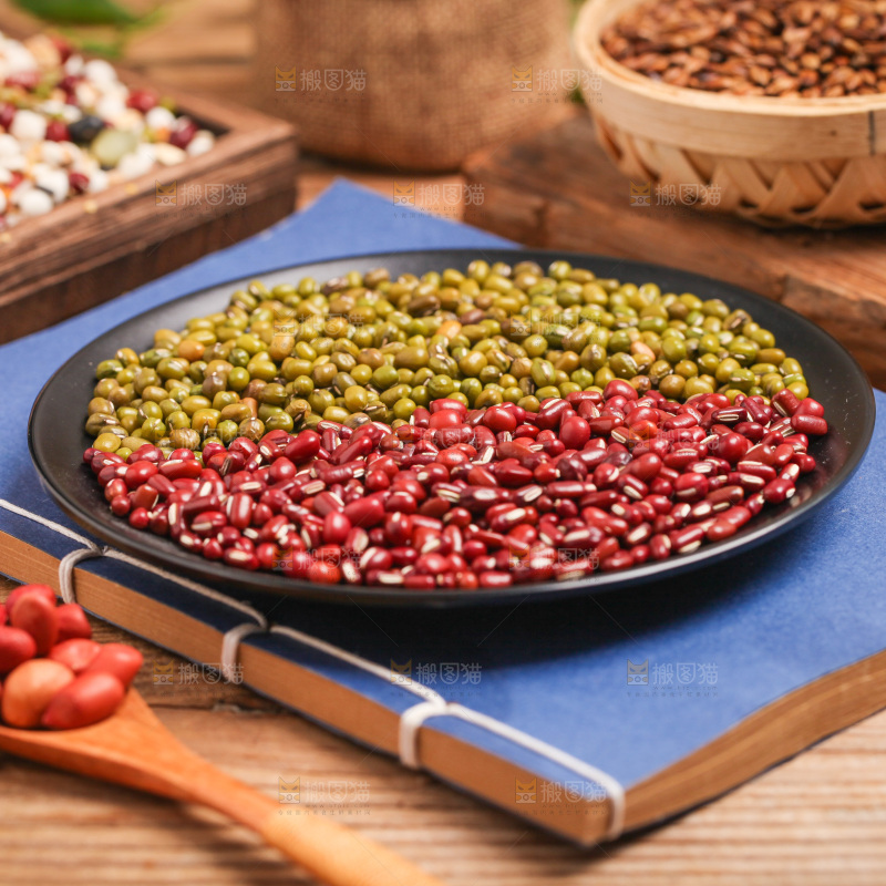 木底上放着一盘粗粮组合