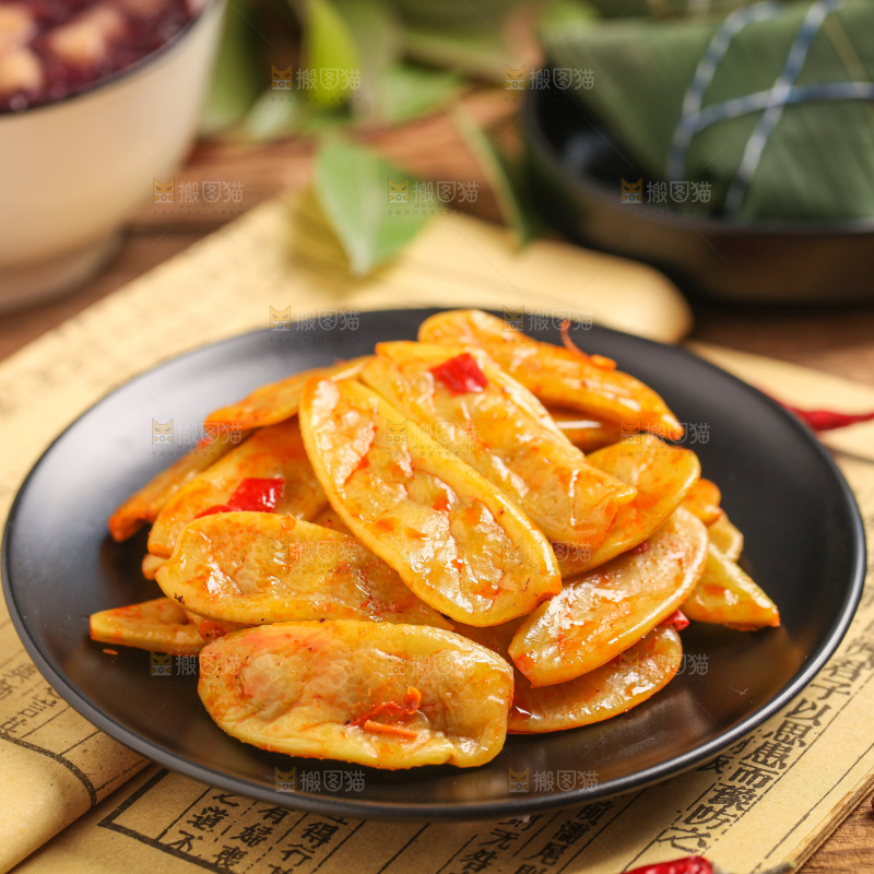 木底上放着一盘酸扁豆