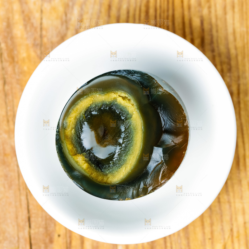 碟子里装着皮鸭蛋