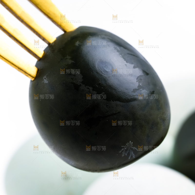 叉子叉着松花皮蛋